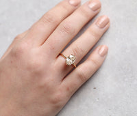 Flora ring | oval diamond halo