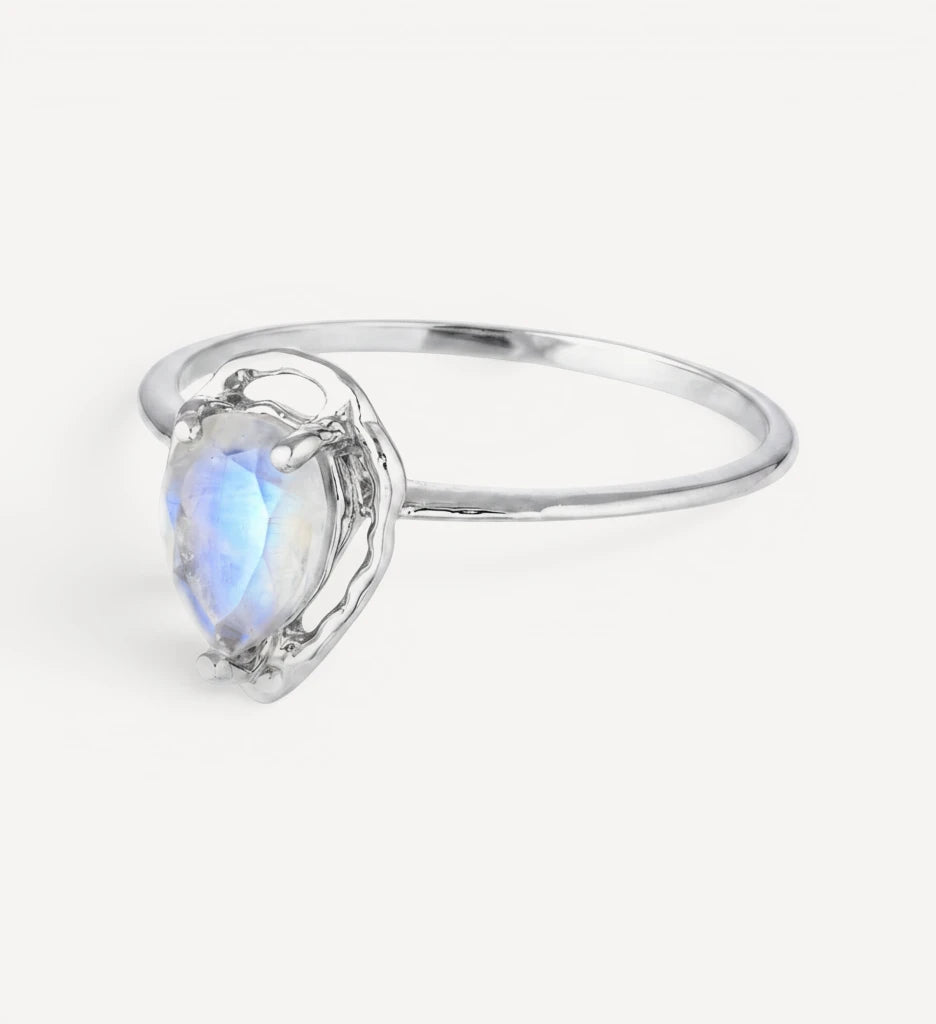 Livia | moonstone