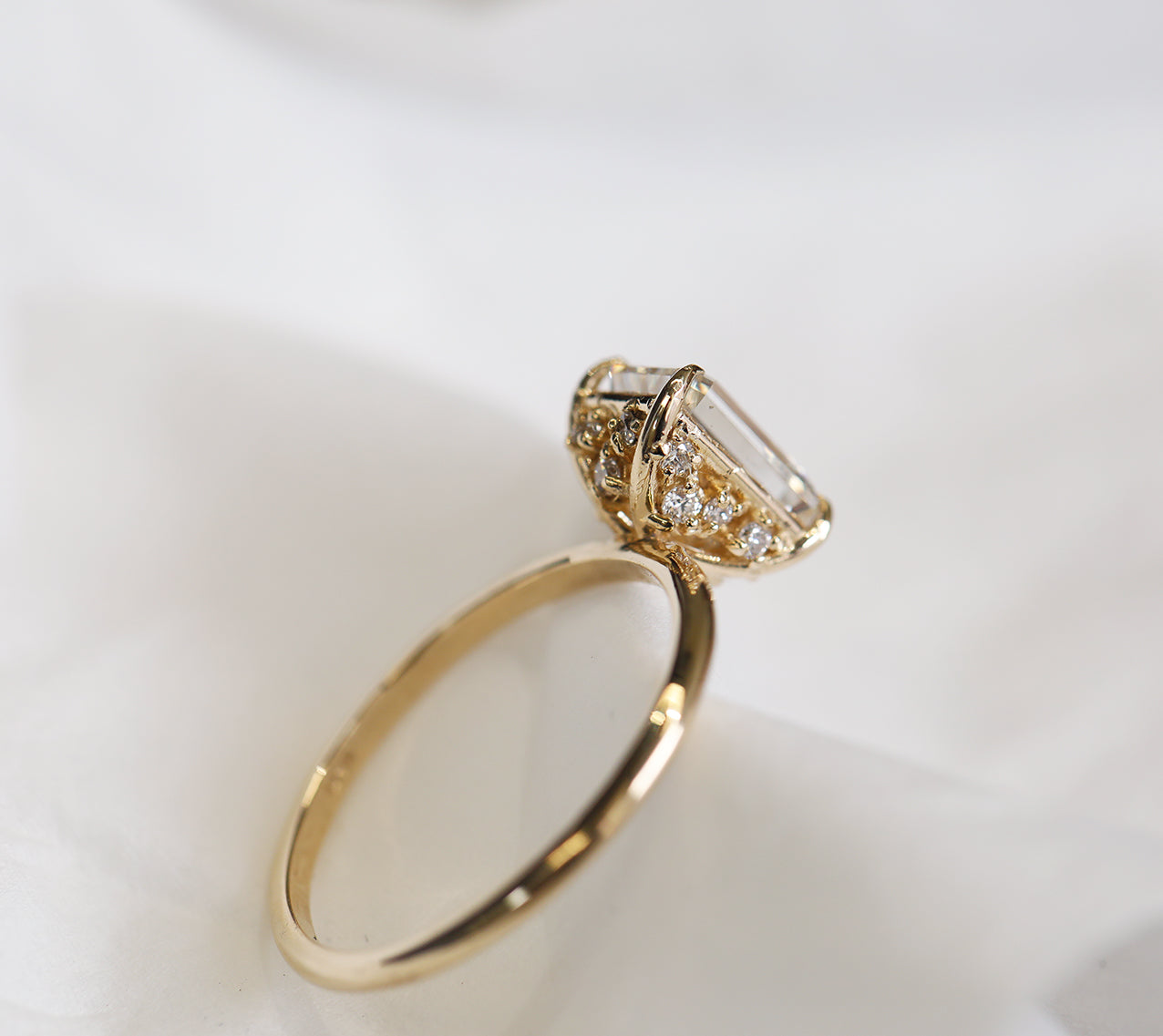 Flora ring | emerald diamond halo