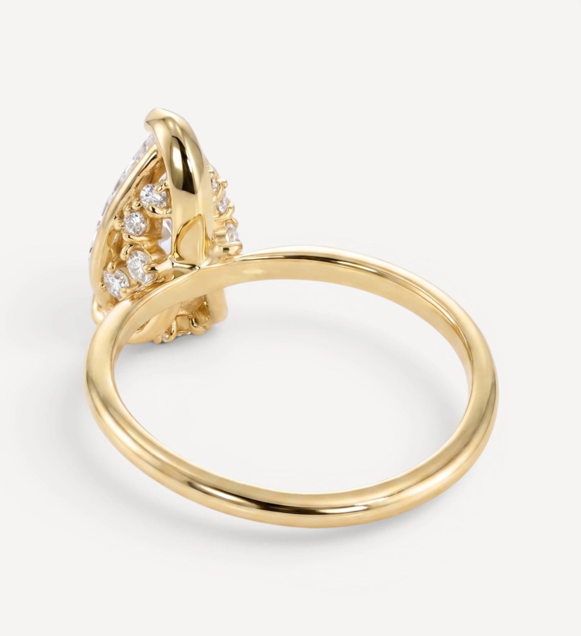 Flora ring | pear diamond halo