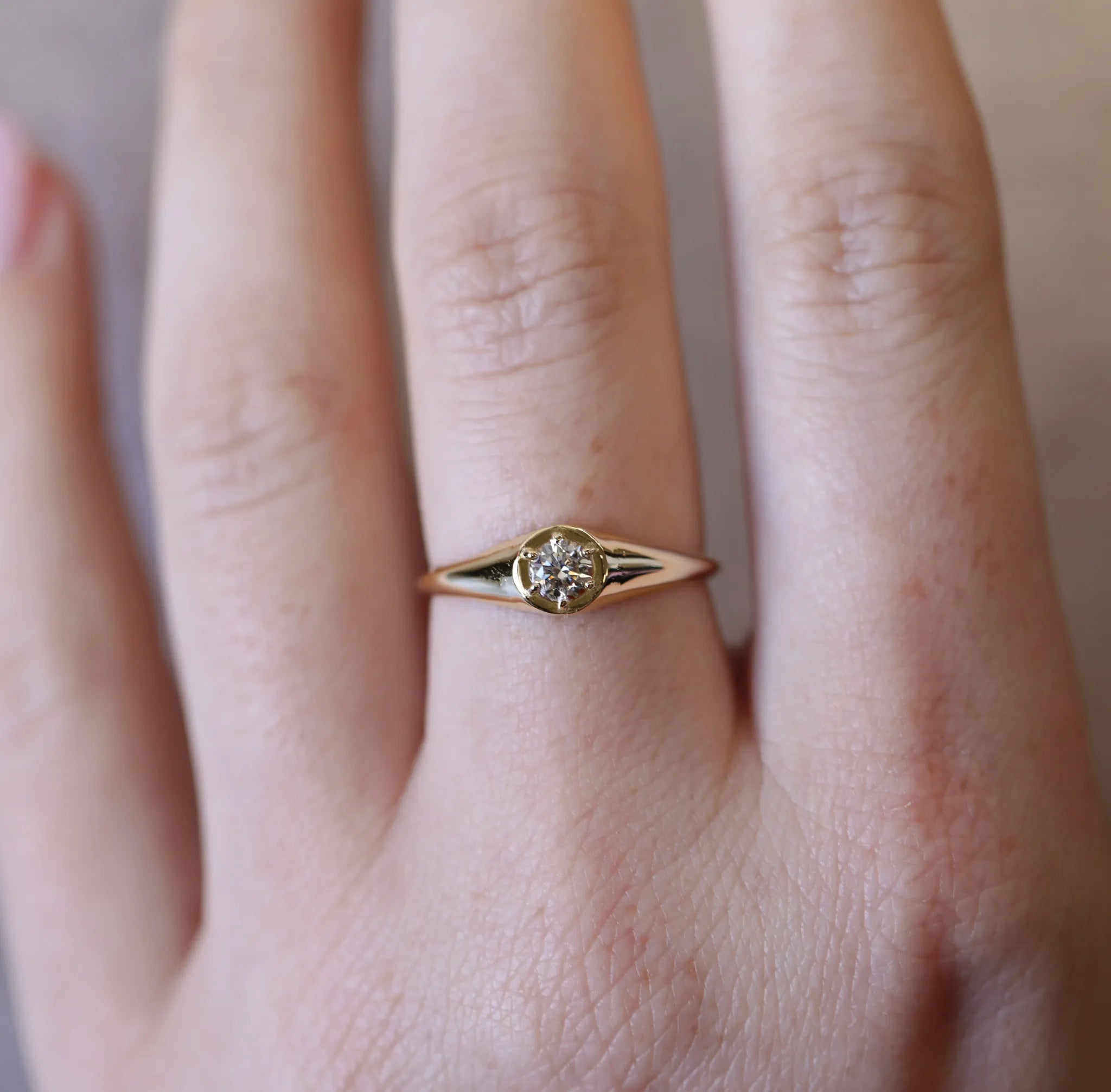 Luetta Signet Ring II | 0.30ct Round Diamond