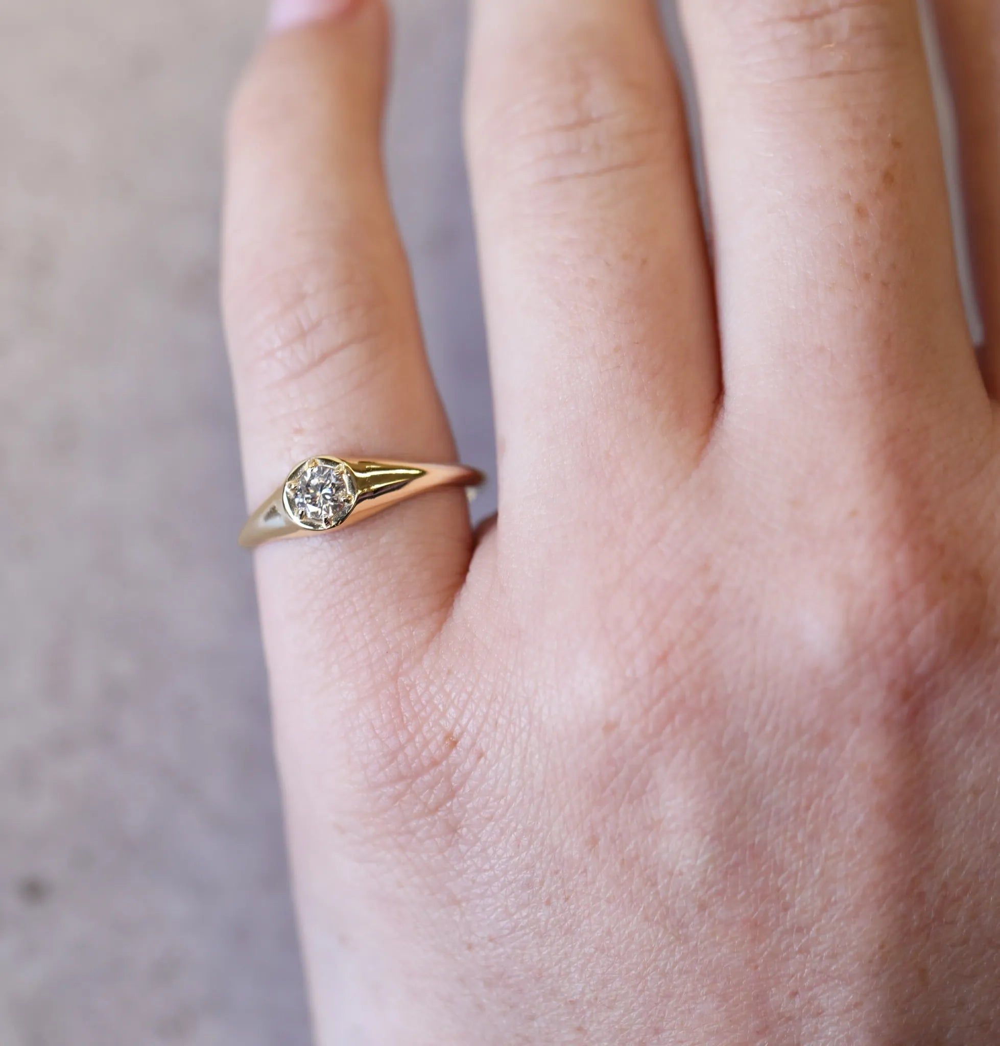 Luetta Signet Ring | 0.30ct Round Diamond
