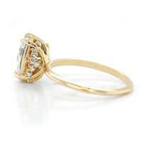 Flora ring | oval diamond halo