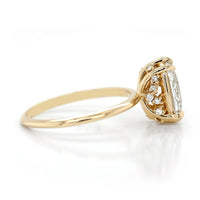 Flora ring | oval diamond halo