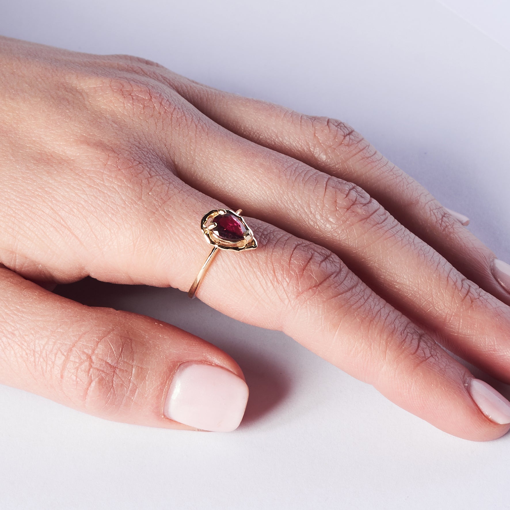 Livia | garnet