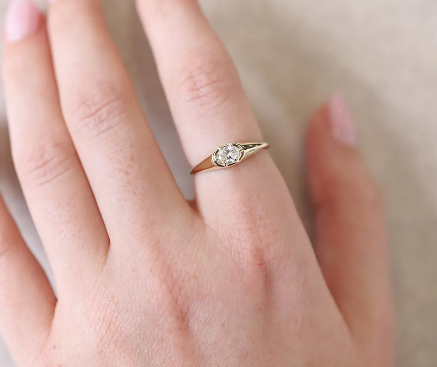 Leon Signet Ring II | 0.30ct Oval Diamond