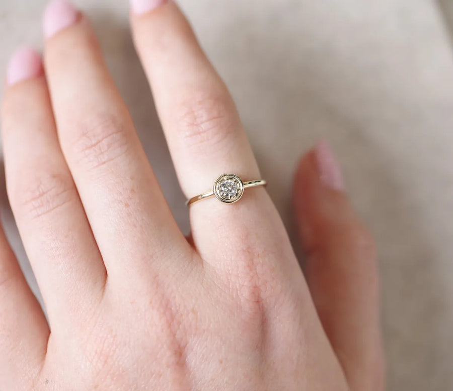 Petite Flow Ring II | Round Diamond