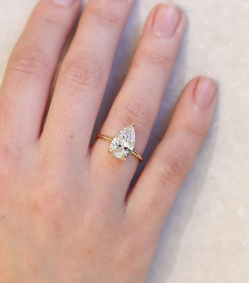 Flora ring | pear diamond halo