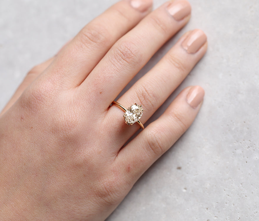 Flora ring | oval diamond halo