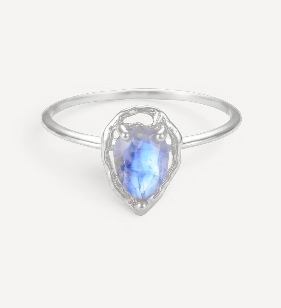 Livia | moonstone