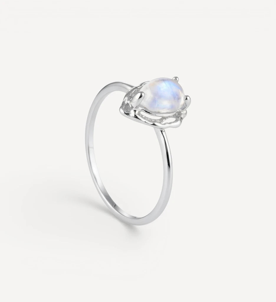 Livia | moonstone