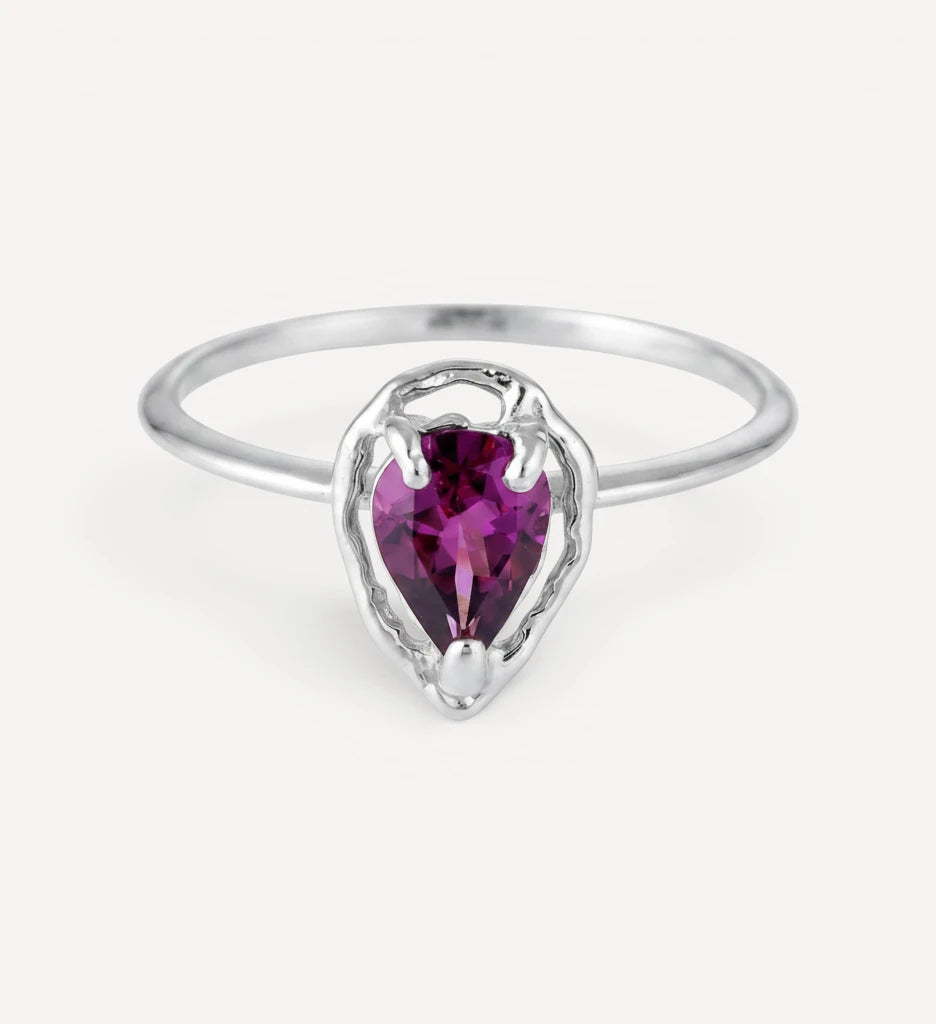 Livia | garnet