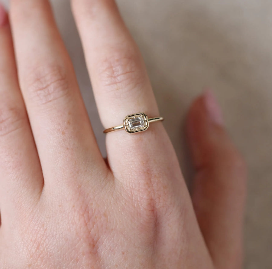 Flow Ring II | Emerald Diamond