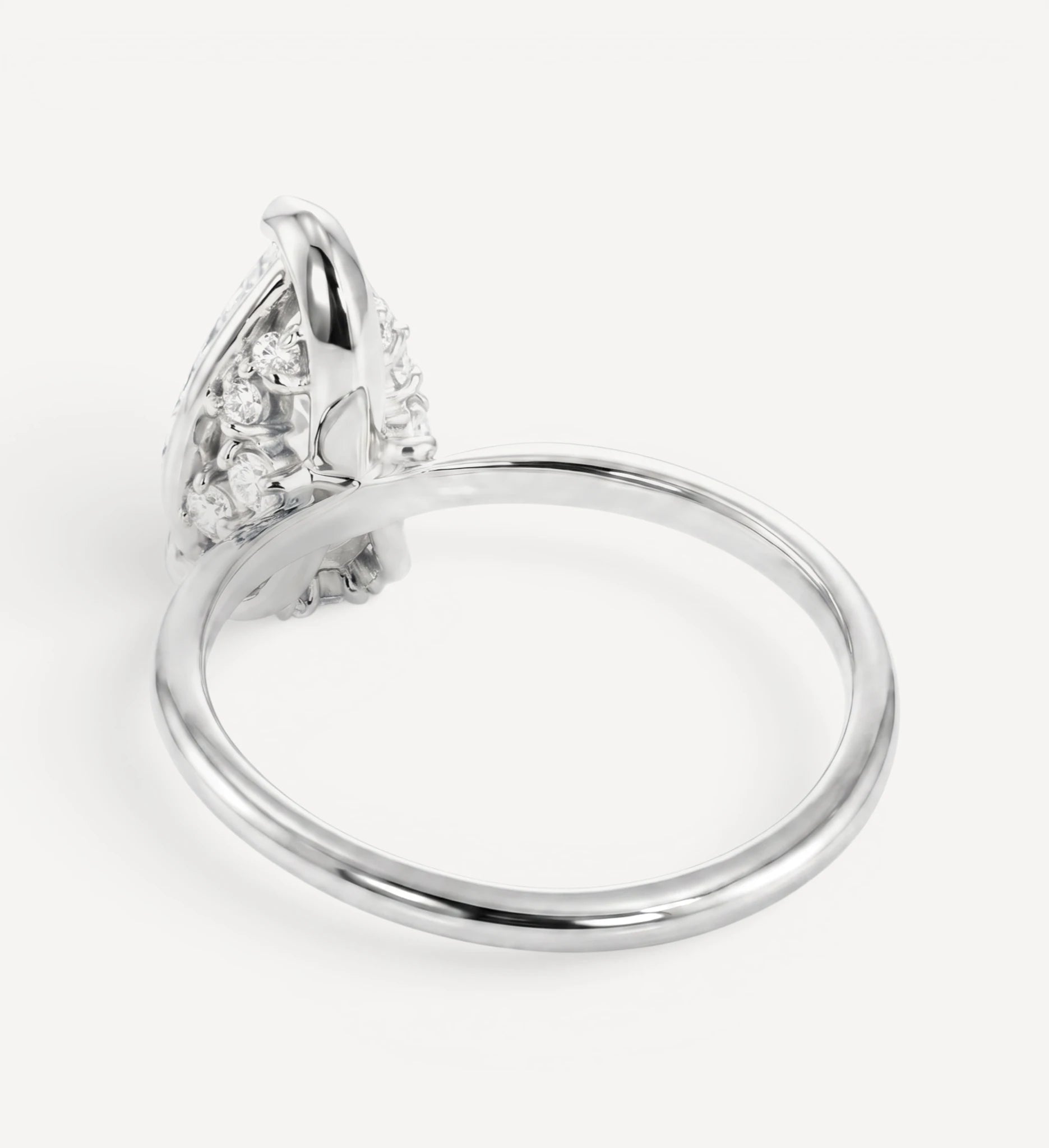 Flora ring | pear diamond halo