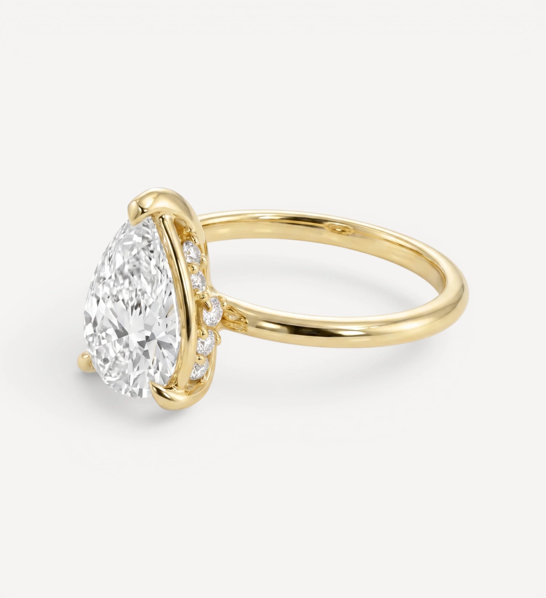 Flora ring | pear diamond halo