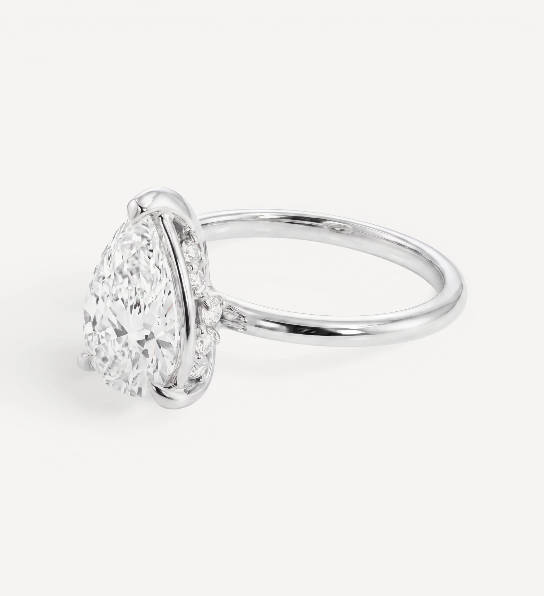 Flora ring | pear diamond halo