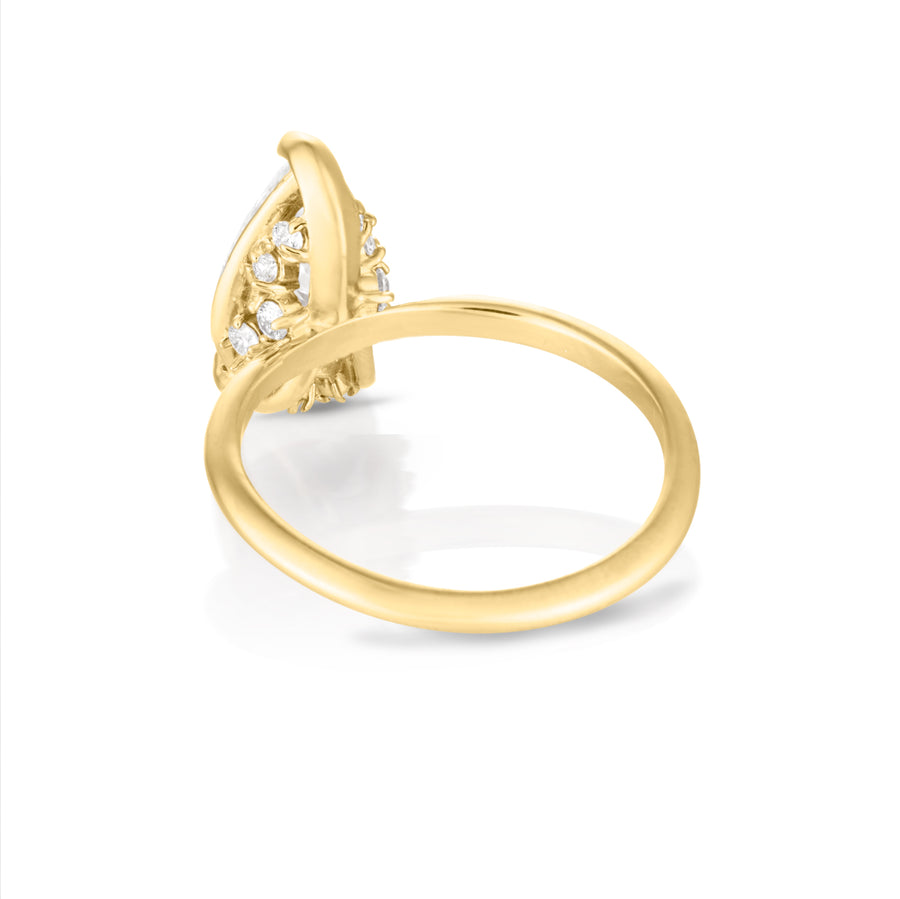 Flora ring | pear diamond halo