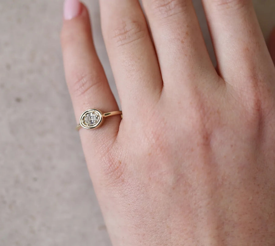 Flow Ring II | Oval Diamond