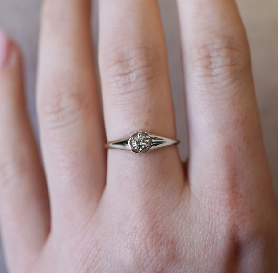 Luetta Signet Ring | 0.30ct Round Diamond