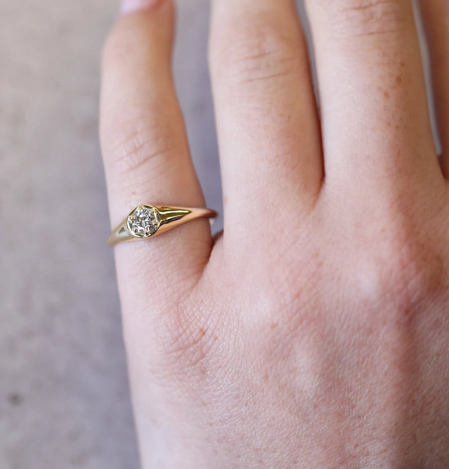 Luetta Signet Ring II | 0.30ct Round Diamond