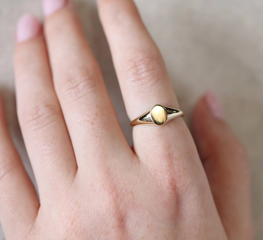 Oval Signet II | Engraved Initial