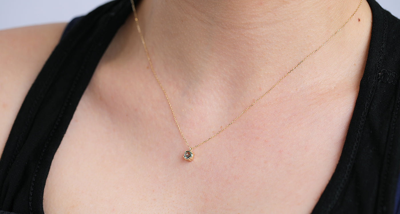 Venus necklace II | green sapphire